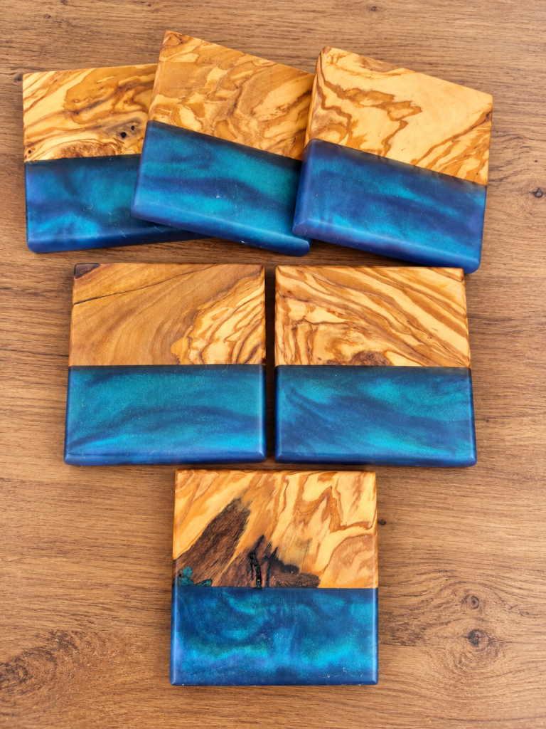 Sous verres en bois et resine bleue 1 768x1024